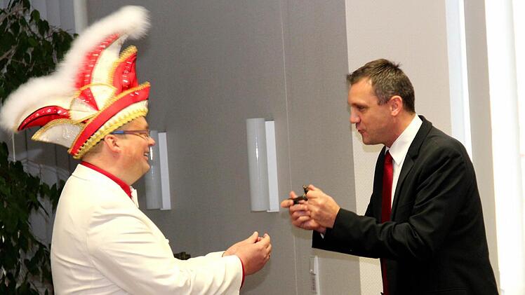 Röttenbachs Bürgermeister Ludwig Wahl übergibt den Schlüssel an Thorsten Ott. Fotos: Johanna Blum