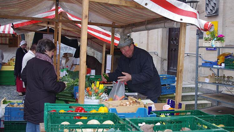 Fierant Andreas Sittig aus Lichtenfels-Trieb (rechts) darf bei keinem Kronacher Bauernmarkt fehlen. Er verkauft Gemüse, Obst und Blumen.