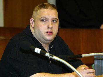 Ulvi Kulac 2003 bei seinem ersten Prozess im Hofer Gerichtssaal. Am 10. April, fast zehn Jahre nach dem Schuldspruch, wird das Verfahren gegen den geistig behinderten Mann vor dem Landgericht Bayreuth neu aufgerollt.  Foto: Marcus Führer,dpa/Archiv