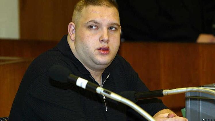 Ulvi Kulac 2003 bei seinem ersten Prozess im Hofer Gerichtssaal. Am 10. April, fast zehn Jahre nach dem Schuldspruch, wird das Verfahren gegen den geistig behinderten Mann vor dem Landgericht Bayreuth neu aufgerollt.  Foto: Marcus Führer,dpa/Archiv