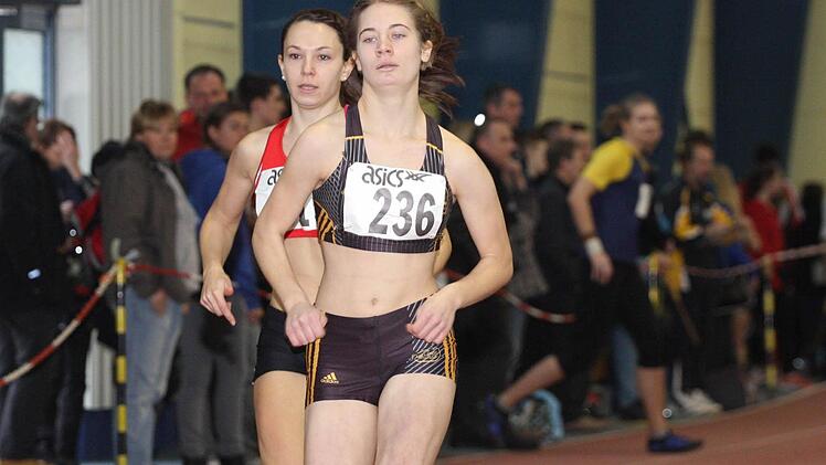 Simona Greier vom SC Ostheim drehte über 800 Meter der Aktiven erst gegen Ende so richtig auf und sicherte sich dadurch Silber.  Foto: Reinhold Nürnberger