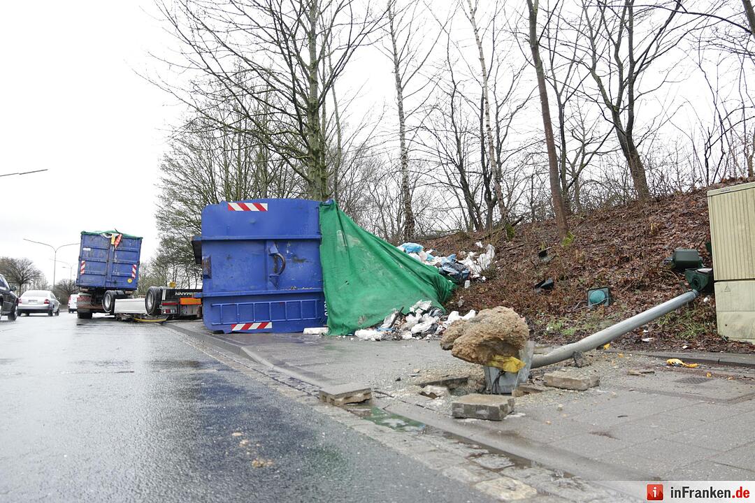 Müll-Laster in Forchheim umgekippt