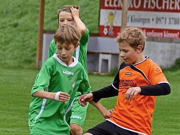 Zweikampf der Nachwuchsgiganten: Im Oktober trafen die U13-Mannschaften des TSV Stangenroth (grün) und TSV Wollbach aufeinander. Hier kämpfen der Wollbacher Nick Rösser (rechts) und der Stangenrother Marian Hillenbrand um den Ball. Im Hintergrund ist der Stangenrother Manuel Metz zu sehen. Foto: Kathrin Kupka-Hahn