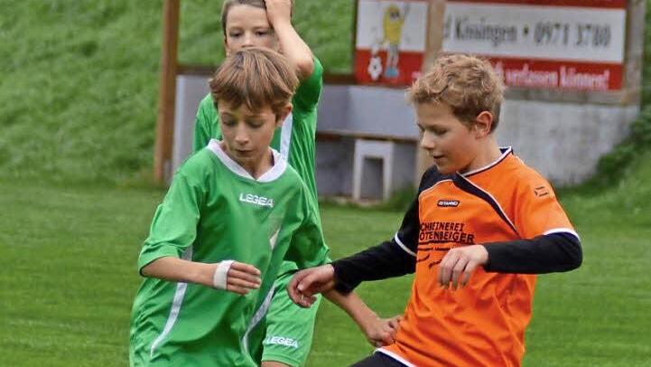 Zweikampf der Nachwuchsgiganten: Im Oktober trafen die U13-Mannschaften des TSV Stangenroth (grün) und TSV Wollbach aufeinander. Hier kämpfen der Wollbacher Nick Rösser (rechts) und der Stangenrother Marian Hillenbrand um den Ball. Im Hintergrund ist der Stangenrother Manuel Metz zu sehen. Foto: Kathrin Kupka-Hahn