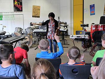 Bereitwillig antwortet die Violinistin Tianwa Yang auf die vielen Fragen der Schüler. Foto: Julia Raab