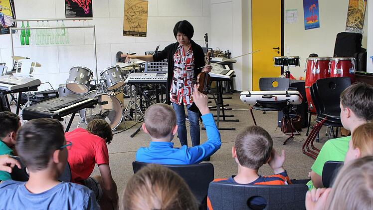 Bereitwillig antwortet die Violinistin Tianwa Yang auf die vielen Fragen der Schüler. Foto: Julia Raab