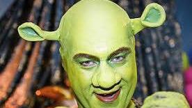... und 2014 der grasgrüne Buch- und Kinoheld "Shrek".  Foto: David Ebener/dpa