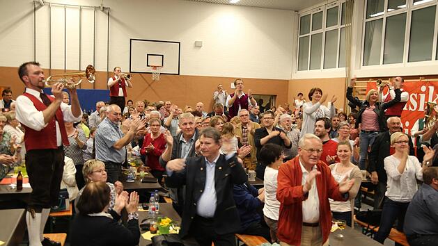 Als die Musikanten sich im Raum verteilten und aus allen Richtungen aufspielten, hielt es keinen Zuh&ouml;rer mehr auf seinem Platz.  Foto: Franz Galster
