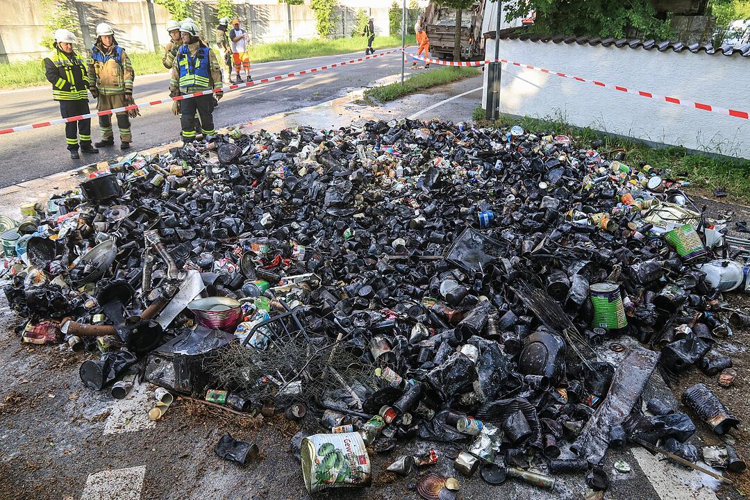 Bamberg: Müll-Laster kippt brennende Ladung aus