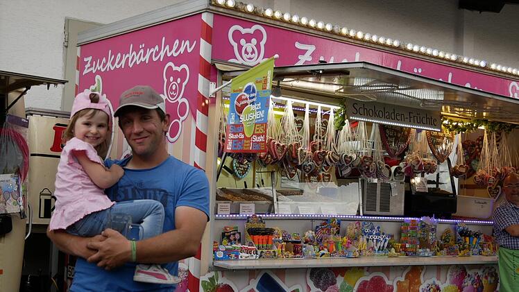 So ein Fest ist für kleine Schützenfestbesucher ein wahres Schlaraffenland. Da wird selbst der Papa "butterweich", wenn Kinder Wünsche haben. Und das passierte natürlich beim Fest an jeder Ecke. Foto: Manja von Nida