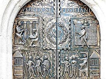 Auf dem Portal der Basilika in Lorch ist Florians Leidensweg abgebildet. Foto: Schalk