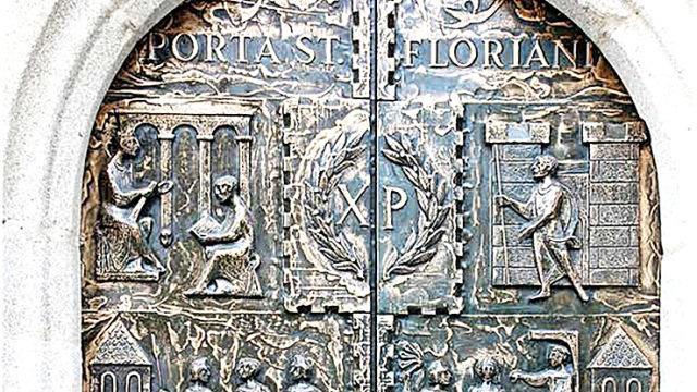 Auf dem Portal der Basilika in Lorch ist Florians Leidensweg abgebildet. Foto: Schalk