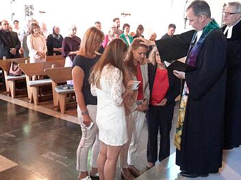 Maja Kirchner (Bildmitte) ist neue Prädikantin bei der evangelischen Kirchengemeinde Bad Brückenau. Im Beisein der Patinnen und ihres Vaters Gerd Kirchner (ganz rechts) wurde die 29-Jährige von Dekan Till Roth (2. von rechts) mit dem symbolischen Handauflegen in ihr Amt eingeführt. Foto: Rolf Pralle