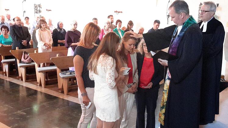 Maja Kirchner (Bildmitte) ist neue Prädikantin bei der evangelischen Kirchengemeinde Bad Brückenau. Im Beisein der Patinnen und ihres Vaters Gerd Kirchner (ganz rechts) wurde die 29-Jährige von Dekan Till Roth (2. von rechts) mit dem symbolischen Handauflegen in ihr Amt eingeführt. Foto: Rolf Pralle