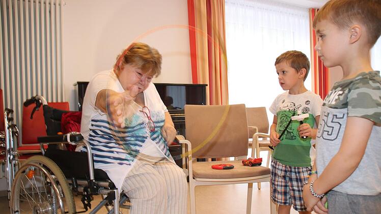 Anneliese Croy beeindruckt Danny Fuchs und Nicklas Zimmerer mit ihren Hula-Hoop-Künsten.