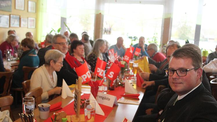 Rote F&auml;hnchen schm&uuml;ckten beim Jubil&auml;um im TSV-Sportheim die Tische. Sonny Adam