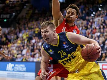 Der Oldenburger Center Rasid Mahalbasic zieht im Punktspiel am 1. Dezember vergangenen Jahres gegen Elias Harris zum Bamberger Korb. Den Österreicher hatte das Brose-Team einigermaßen im Griff, zog aber dennoch mit 68:71 knapp den Kürzeren. Foto: Andreas Burmann