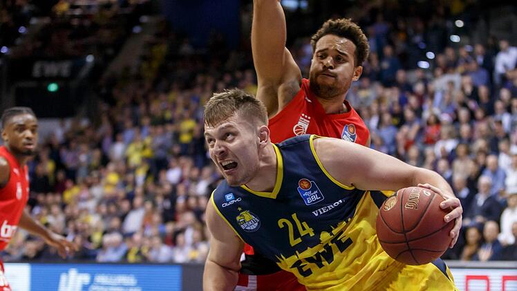 Der Oldenburger Center Rasid Mahalbasic zieht im Punktspiel am 1. Dezember vergangenen Jahres gegen Elias Harris zum Bamberger Korb. Den Österreicher hatte das Brose-Team einigermaßen im Griff, zog aber dennoch mit 68:71 knapp den Kürzeren. Foto: Andreas Burmann