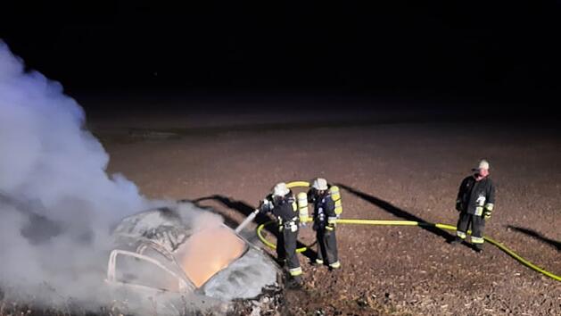 Vollbesetzter Kleinwagen verunfallt und brennt vollständig aus: Zwei Jugendliche werden aus Fahrzeug geschleudert und lebensgefährlich verletzt