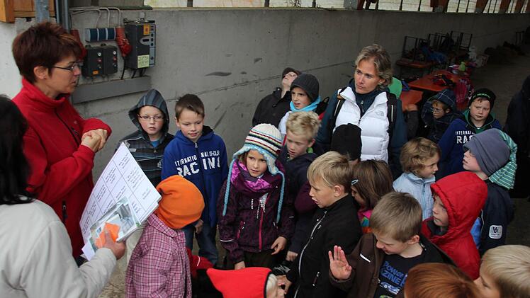 Ute Leyh und Lehrerin Marietta Haupt teilten die Klasse in vier Gruppen ein.