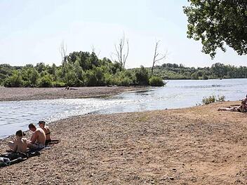 Ein Bild, das die Strömung des Mains an der Einmündung in den Breitengüßbacher See zeigt. Leicht unterschätzt werden die Gefahren, die auf diese Weise im tiefen Bereich Schwimmern drohen .  Foto: RiegerPress