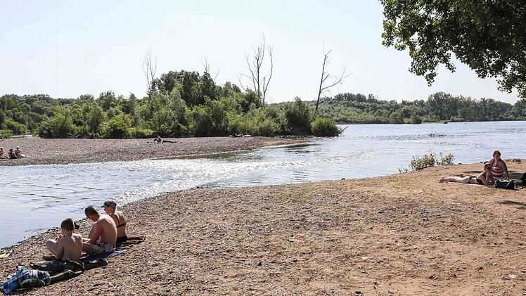 Ein Bild, das die Strömung des Mains an der Einmündung in den Breitengüßbacher See zeigt. Leicht unterschätzt werden die Gefahren, die auf diese Weise im tiefen Bereich Schwimmern drohen .  Foto: RiegerPress