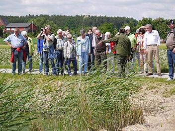 Die Besucher aus dem Landkreis Fürth bekamen auch zur Teichwirtschaft Erläuterungen. Fotos: Pauline Lindner