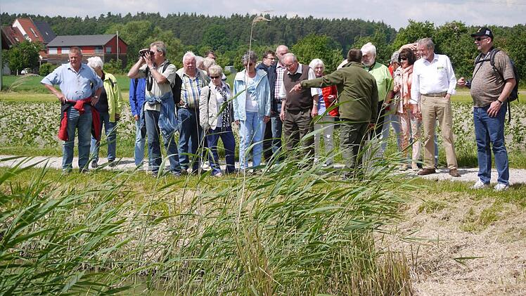 Die Besucher aus dem Landkreis Fürth bekamen auch zur Teichwirtschaft Erläuterungen. Fotos: Pauline Lindner