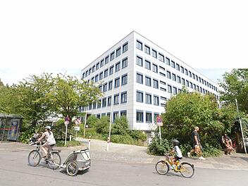 In der Bamberger Alstadt ein eher ungewohner Gebäudetyp könnte das ehemalige Kreiswehrersatzamt als künftiges Bürgerrathaus eine neue Nutzung erhalten.   Fotos: Ronald RInklef