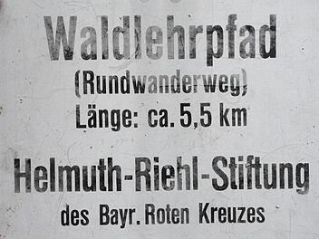 Dieses alte Schild der Helmuth-Riehl-Stiftung zeigt, wie der Rundwanderweg in den siebziger Jahren vom Bayerischen Roten Kreuz, damaliger Besitzer des Schlosses und der Ländereien, angezeigt wurde. Foto: Gerhard Schmidt