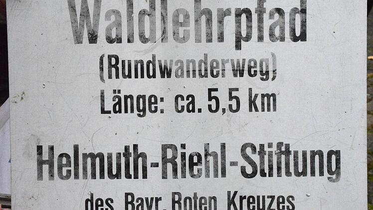 Dieses alte Schild der Helmuth-Riehl-Stiftung zeigt, wie der Rundwanderweg in den siebziger Jahren vom Bayerischen Roten Kreuz, damaliger Besitzer des Schlosses und der Ländereien, angezeigt wurde. Foto: Gerhard Schmidt