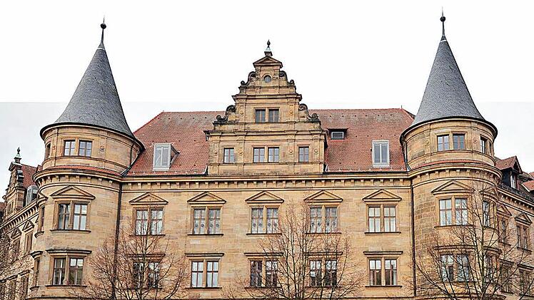 Schauplatz einer außergewöhnlichen Verhandlung: Im Justizpalast am Wilhelmsplatz wird das Landgericht die Vorwürfe gegen den ehemaligen Chefarzt prüfen.  Foto: Ronald Rinklef