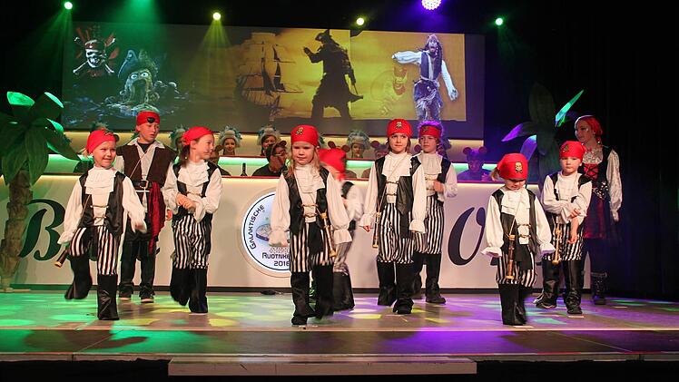 Einen Piratentanz führten diese Kinder auf und erhielten dafür viel Applaus.