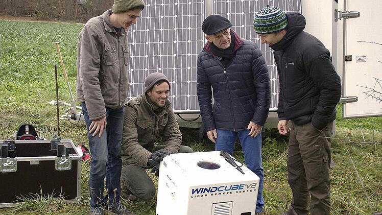 Die Windmessungen sind abgeschlossen, die Gutachten eingeholt. Der Bau von sechs Windkraftanlagen liegt derzeit zur Genehmigung vor, informierte Projektleiter Kai Sauerwein (kniend) Bürgermeister Karlheinz Kickuth (2. von rechts) und den Gemeinderat.  Foto: Winfried Ehling