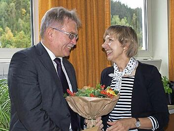 Blumen und Glückwünsche zur Einführung: Schulamtsdirektor Uwe Dörfer beglückwünscht die neue Schulleiterin Roswitha Zenk. Foto: Susanne Deuerling