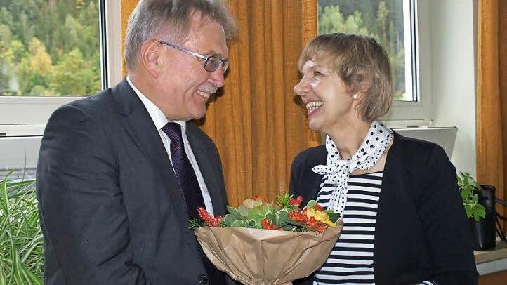 Blumen und Glückwünsche zur Einführung: Schulamtsdirektor Uwe Dörfer beglückwünscht die neue Schulleiterin Roswitha Zenk. Foto: Susanne Deuerling