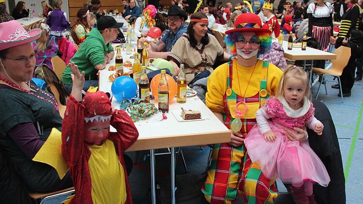 Kleine und große Faschingsnarren feierten beim SC Adelsdorf. Foto: Johanna Blum