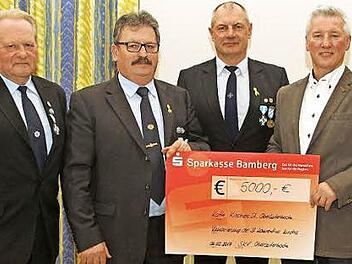 Kirchenpfleger Ludwig Hennemann (rechts) nimmt den Scheck von Nikolaus Kunzelmann (Zweiter v. li.), dem Vorsitzenden des Soldaten- und Kameradschaftsvereins, entgegen. Mit im Bild Kassierer Georg Seelmann (links) und Zweiter Vorsitzender Gerhard Senger.  Foto: Martina Drossel