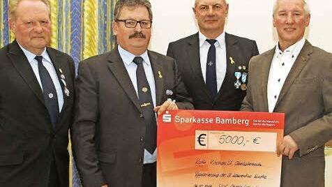 Kirchenpfleger Ludwig Hennemann (rechts) nimmt den Scheck von Nikolaus Kunzelmann (Zweiter v. li.), dem Vorsitzenden des Soldaten- und Kameradschaftsvereins, entgegen. Mit im Bild Kassierer Georg Seelmann (links) und Zweiter Vorsitzender Gerhard Senger.  Foto: Martina Drossel