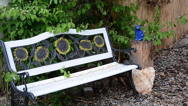 Kreativ im Garten: Rosemarie Hübner aus Katschenreuth verwirklicht in ihrer grünen Oase ihre Ideen und findet dabei Ruhe und Entspannung. Foto: Dagmar Besand