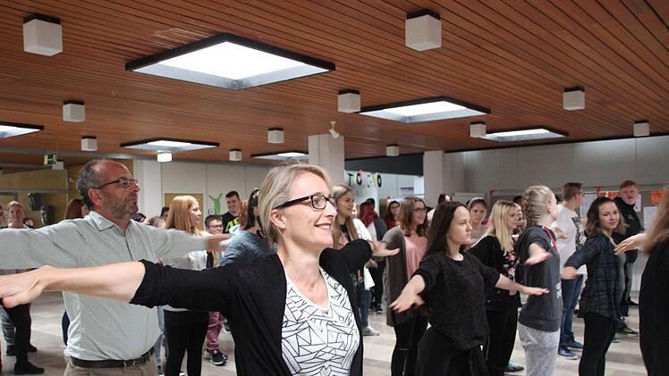 Unter Anleitung von Beate Bötsch gab es zum Auftakt des Gesundheitstages eine Aerobic-Einheit. Foto: Heike Beudert