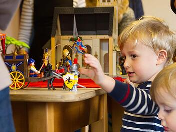Mit den Playmobil-Figuren zu Luther und dessen Zeit hatten die kleinen Gottesdienstbesucher, aber auch Erwachsene viel Spiel.  Foto: Jule Müller