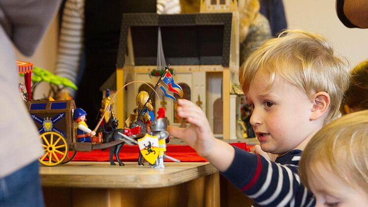 Mit den Playmobil-Figuren zu Luther und dessen Zeit hatten die kleinen Gottesdienstbesucher, aber auch Erwachsene viel Spiel.  Foto: Jule Müller
