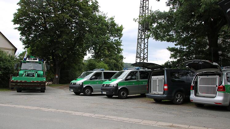 Mehrere Einsatzfahrzeuge, ein Radlader, ein Rüstwagen und Fahrzeuge der Hundeführer - ein solches Polizeiaufgebot hat Wehelitz wohl noch nicht gesehen.Foto: Katrin Geyer