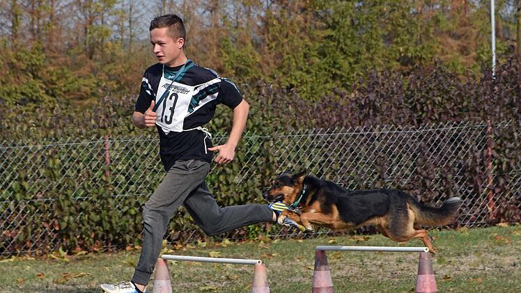 Spannende Wettkämpfe lieferten sich die Hundeführer und ihre Vierbeiner beim Hundesportturnier des Vereins für Hundesport Wonfurt. Unser Bild zeigt Philip Küllstädt mit "Fly" vom Hundesportverein Wonfurt, die den ersten Platz belegten.