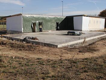 Der Rohbau des neuen Sportheims vom TSV Höchstadt steht, die Bodenplatte für die Halle ist gegossen.  Foto: Andreas Dorsch