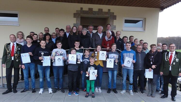 Schützenmeister Michael Wimmel (vorne rechts) und Sportleiter Matthias Metz (vorne links) zeichneten die erfolgreichen Schützen der Gilde aus. Darunter Christoph Metz (vorne 4. von rechts) als Sportler des Jahres 2019.  Foto: Wolfgang Wimmel