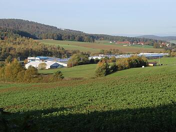 Der Blick vom sogenannten Schafstall an der Kurzewinder Straße, wo auch das Neubaugebiet "Sonnenleite" liegt, in Richtung Firma Uniwell: Davor soll das 21 Meter Hochregallager entstehen. Im Hintergrund liegt das Baunachtal mit der  Ortschaft Höchstädten.  Helmut Will/Archiv