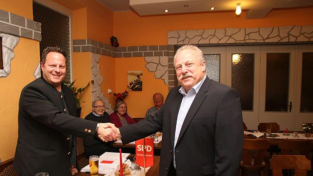 Versammlungsleiter Ingo Lehmann (links) gratuliert Jürgen Karg zu dessen einstimmiger Nominierung als Bürgermeister-Kandidat der Mainleuser Sozialdemokraten. Foto: Jürgen Gärtner