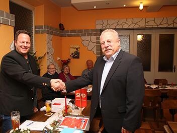 Versammlungsleiter Ingo Lehmann (links) gratuliert Jürgen Karg zu dessen einstimmiger Nominierung als Bürgermeister-Kandidat der Mainleuser Sozialdemokraten. Foto: Jürgen Gärtner